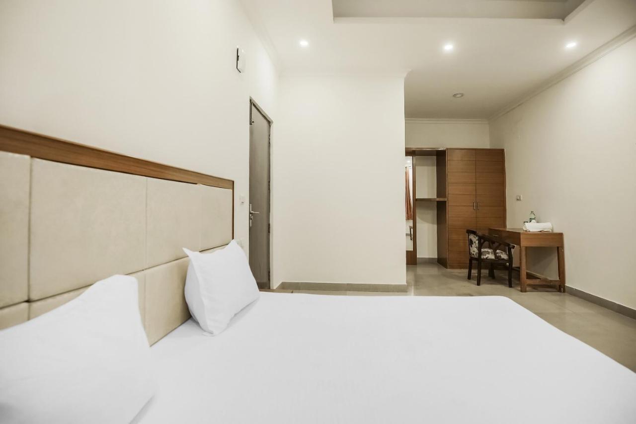 Collection O Sapphire Hotel Chandigarh Exterior photo